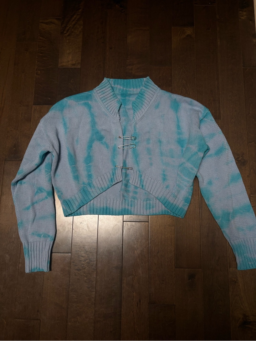 Tie-Dye Blue Cropped Knit Sweater with Safety Clip Closure